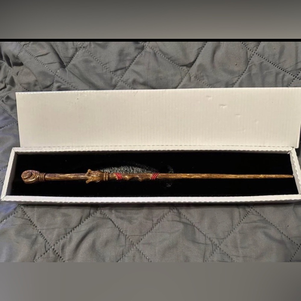 Cottage Garden Wand, Brown Woodgrain Crown Magic Wand